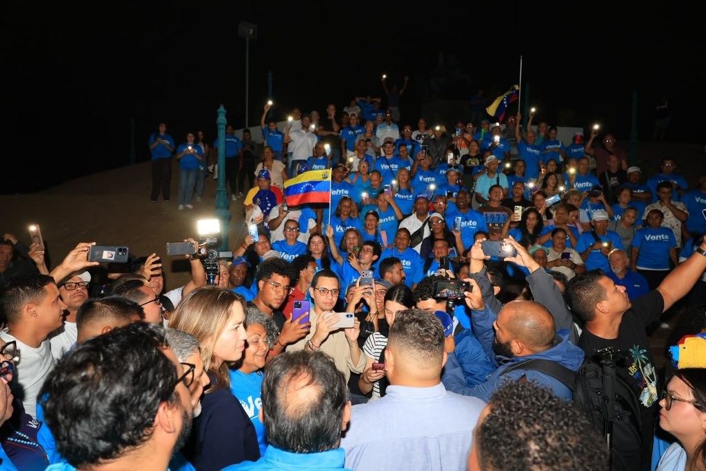 ConVzlaComando's tweet photo. #AHORA | Así dan la bienvenida los equipos de @VenteVenezuela a @claumacero en su llegada al país 

“Vine para abrir caminos”, aseguró la Coordinadora nacional de Comunicaciones, tras su arribo en el Aeropuerto Internacional de Maiquetia, en #Vargas 

¡Hasta que todos puedan volver a casa!