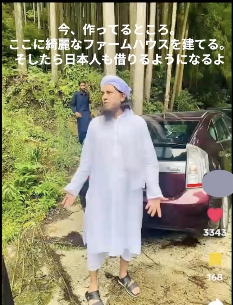 inari_shoten's tweet photo. 日本の山林。

イスラム教徒が、宿とツリーハウスを作る計画を淡々と語る。

所有者も許可の有無もわからんけど、
これ、そもそも建ててええ土地なんかな？

川越の違法モスク建設の件があったやろ？

今回も同じ型やったら、ほんま怖いねん https://t.co/Hs9NEOt6X7