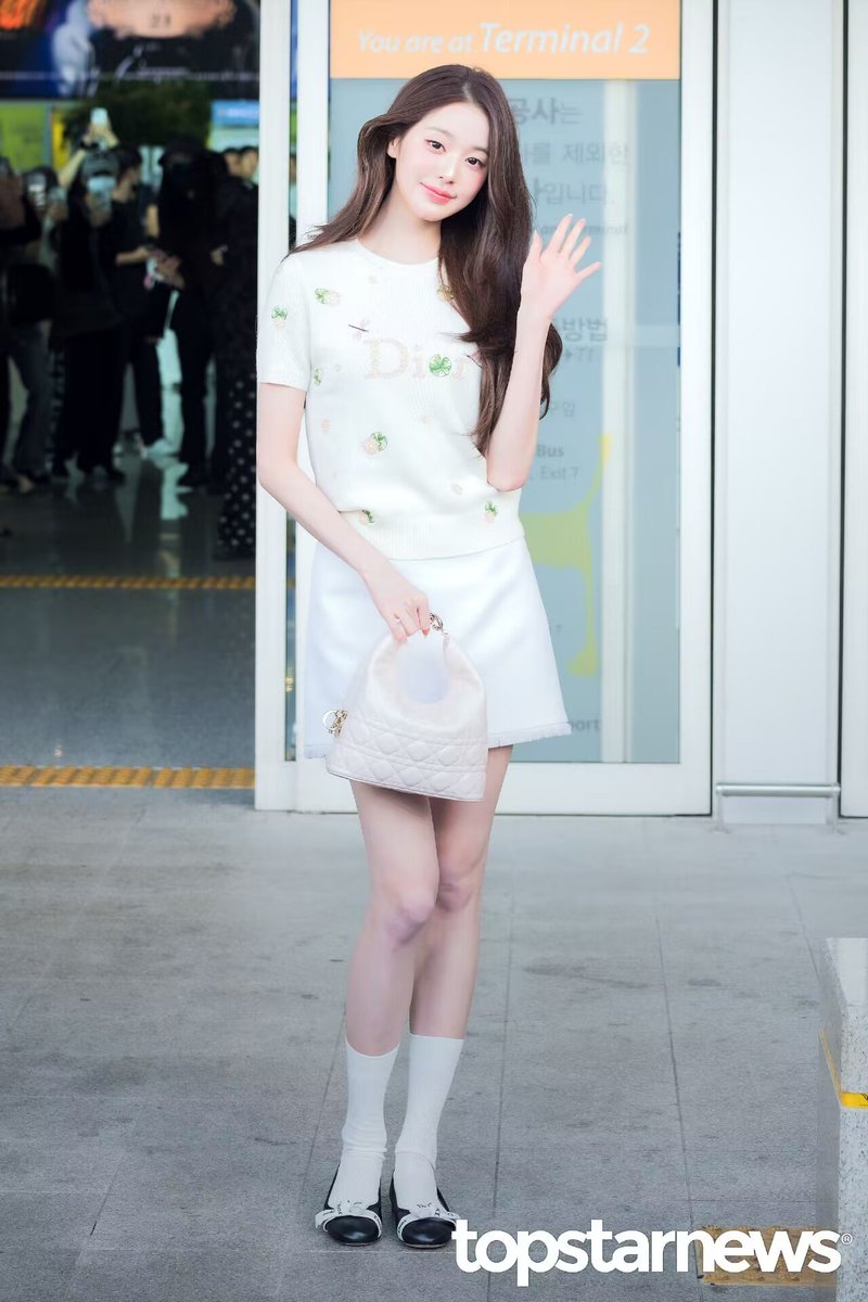 elevenVick's tweet photo. Dior’s runway belongs to Wonyoung, and the world happily agrees.

WONYOUNG EN ROUTE
#ParisBoundWonyoung
#JANGWONYOUNG
#WONYOUNG
#DiorSS27 @Dior https://t.co/w9byoybkyV
