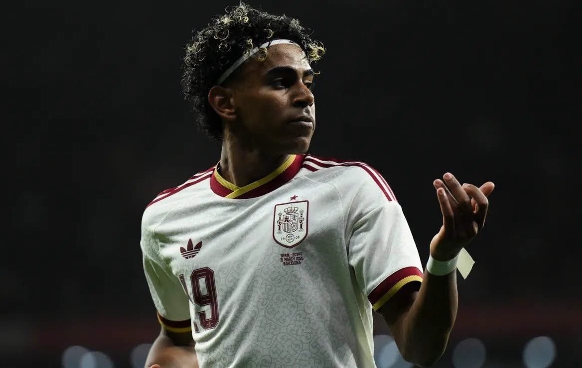 FabrizioRomano's tweet photo. 💆🏽‍♂️ Lamine Yamal on feeling pressure in football: “I don't feel pressure in football”.

“I'll never go home thinking: I played terribly, I didn't win the Ballon d'Or or we didn't win the league”, told The Guardian. https://t.co/wbxp06T7zG