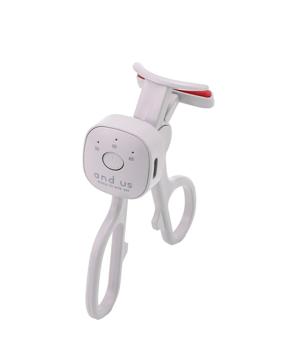 3COINS_news's tweet photo. 人気商品再入荷📢

挟むホットアイラッシュカーラー
1,100円（税込）
https://t.co/J5g8KAX6t9

まぶたのカーブに合わせてまつげを一気にカール！3段階の温度調整が可能です。

#3COINS https://t.co/oKhZ8cPmNl