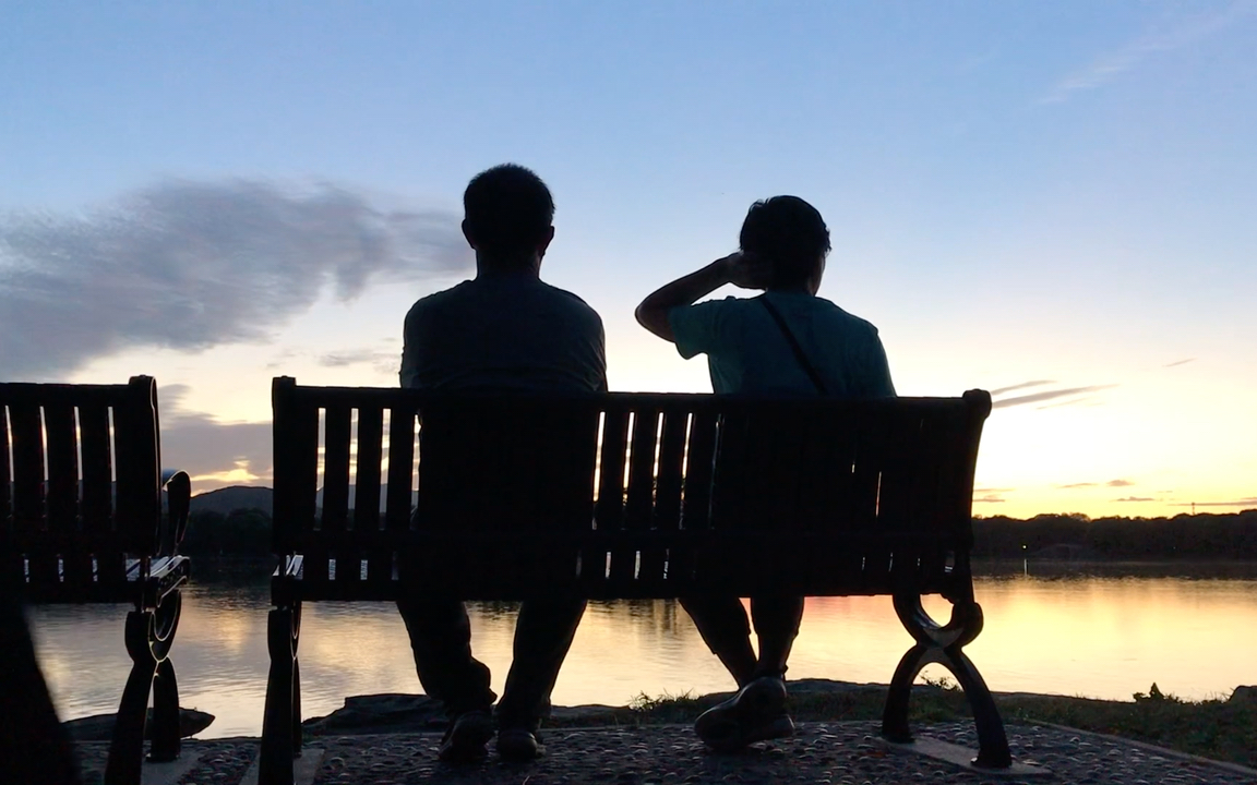 LymanKimminau's tweet photo. Hoy compramos un helado de vainilla y nos lo comimos sentados en el banco del parque. La mano de él se entrelazó con la mía mientras mirábamos atardecer. https://t.co/gSt6eLhH5D