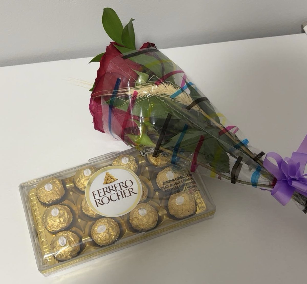 aeriestrelinhas's tweet photo. fui pra um encontro com meu ficante de uma semana e já ganhei flores 😭 https://t.co/yFFXJFdmUc