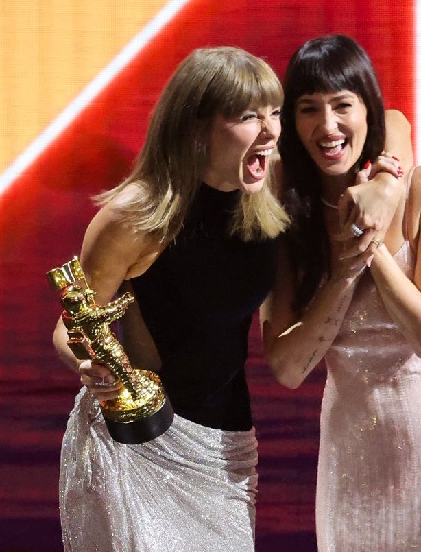 kiralovestaylor's tweet photo. KEEP HER THIS HAPPY FOREVER https://t.co/W7ZpBYLzyt