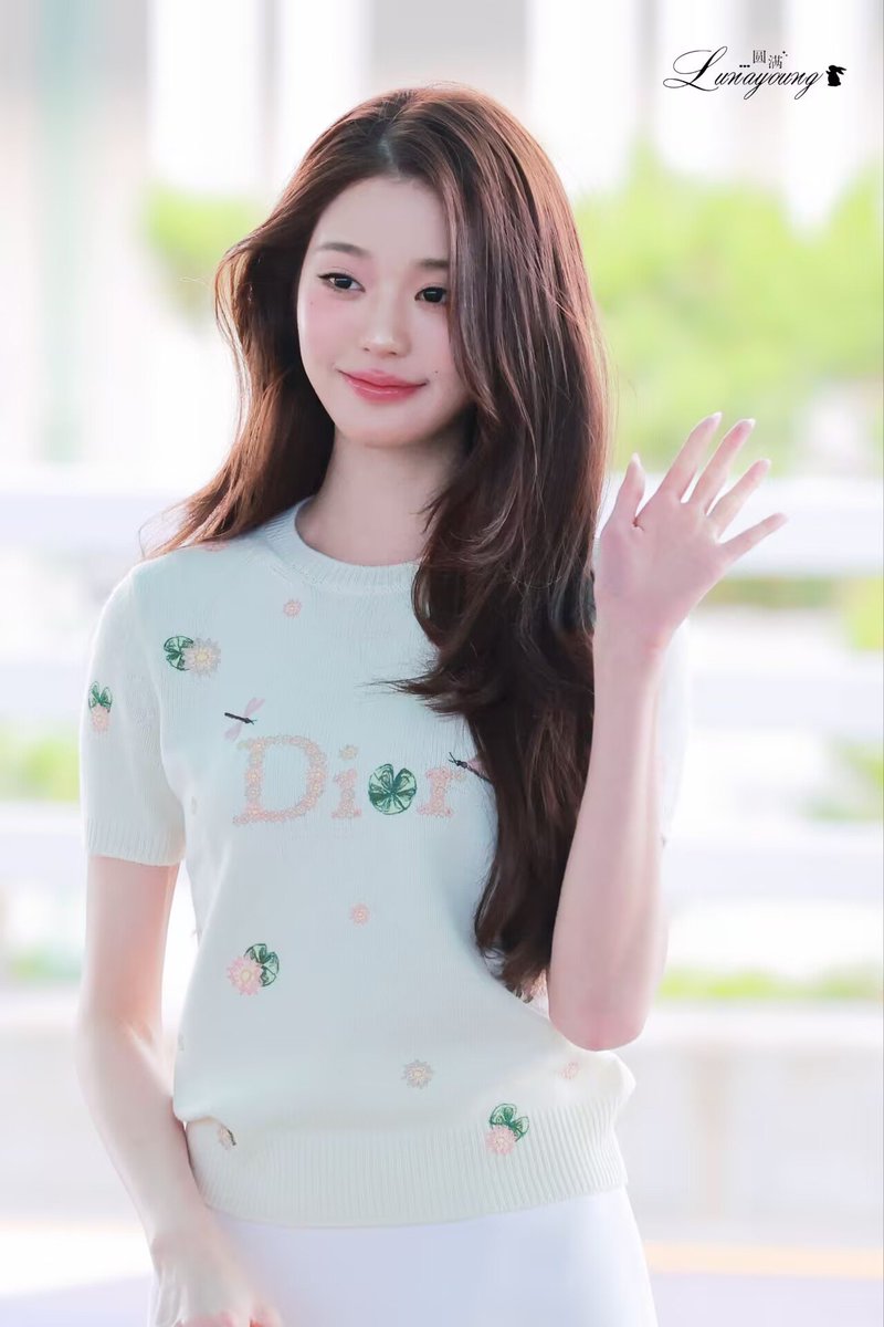 elevenVick's tweet photo. Dior and Wonyoung are creating a masterpiece with every appearance.

WONYOUNG EN ROUTE
#ParisBoundWonyoung
#JANGWONYOUNG
#WONYOUNG
#DiorSS27 @Dior https://t.co/SEFrJ45UXn