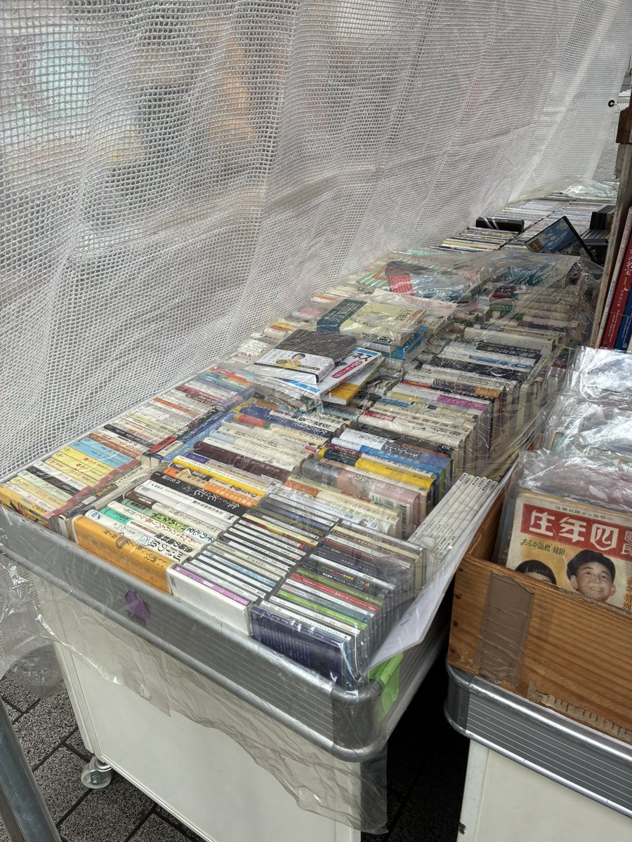 tcitr1128's tweet photo. 新橋古本市
初日始まりましたが生憎の雨模様☔️
各テントの店舗判断で全開店半開店など様々です。

みなさま、お待ちしています☺️

#新橋古本まつり
期間：2026/9/28(月)〜10/3(土)
時間：10時〜20時(最終日18時まで）
場所：新橋駅前 SL広場

＊森下の店舗：上記期間お休みです。 https://t.co/9tBNlHd3qQ