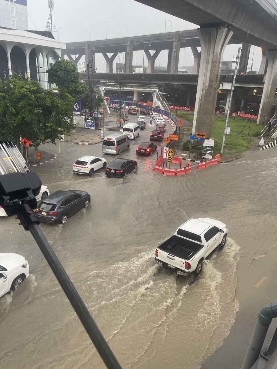 arerayaatom's tweet photo. ฝนตก ท่วม กทม แล้ว🌧️🌨️🌧️🌨️🌧️สี่แยกบางนา https://t.co/f7Ocix8Qiq