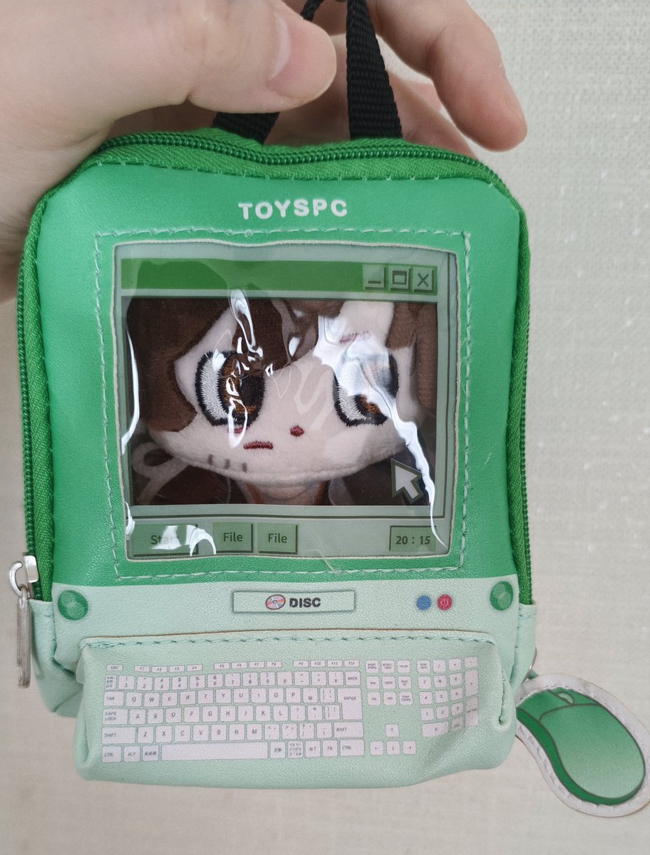 K_K_msm0806's tweet photo. エニグマさん、収納させていただいた……🫶🫶🫶
前に引用元のガチャガチャを引いて手に入れていたぬいポーチにとりあえず入ってもらった！高さが足りなかったので下に緩衝材を詰めてるよ！！！
たまたまだったけどレトロPC風なのが似合いすぎるのでこれで持ち運ぼうかな！！！！！！かわいすぎる……… https://t.co/1WGxbqOcHP
