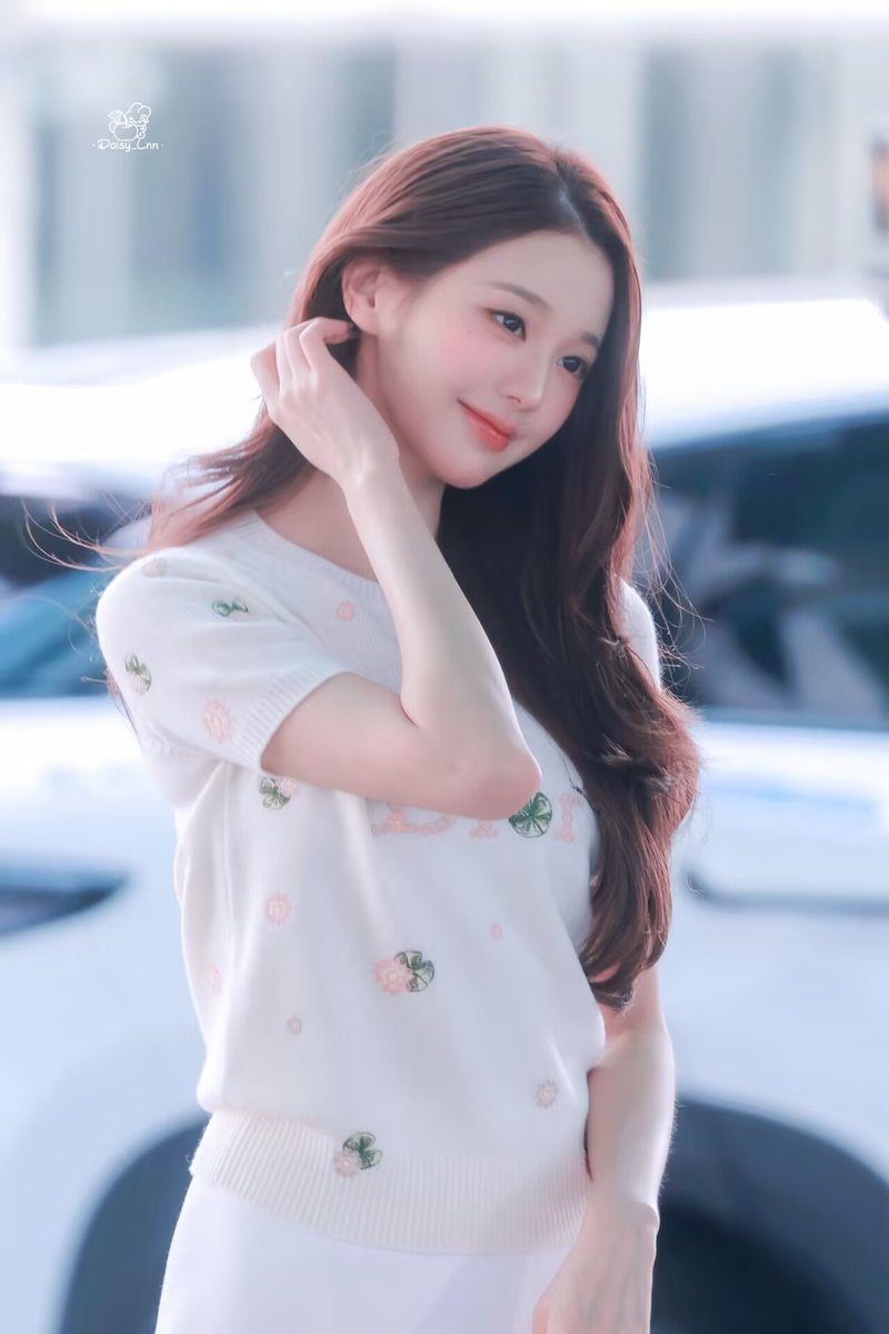elevenVick's tweet photo. Wonyoung is the dazzling face Dior’s SS27 dream deserves.

WONYOUNG EN ROUTE
#ParisBoundWonyoung
#JANGWONYOUNG
#WONYOUNG
#DiorSS27 @Dior https://t.co/PLkybrBKOX