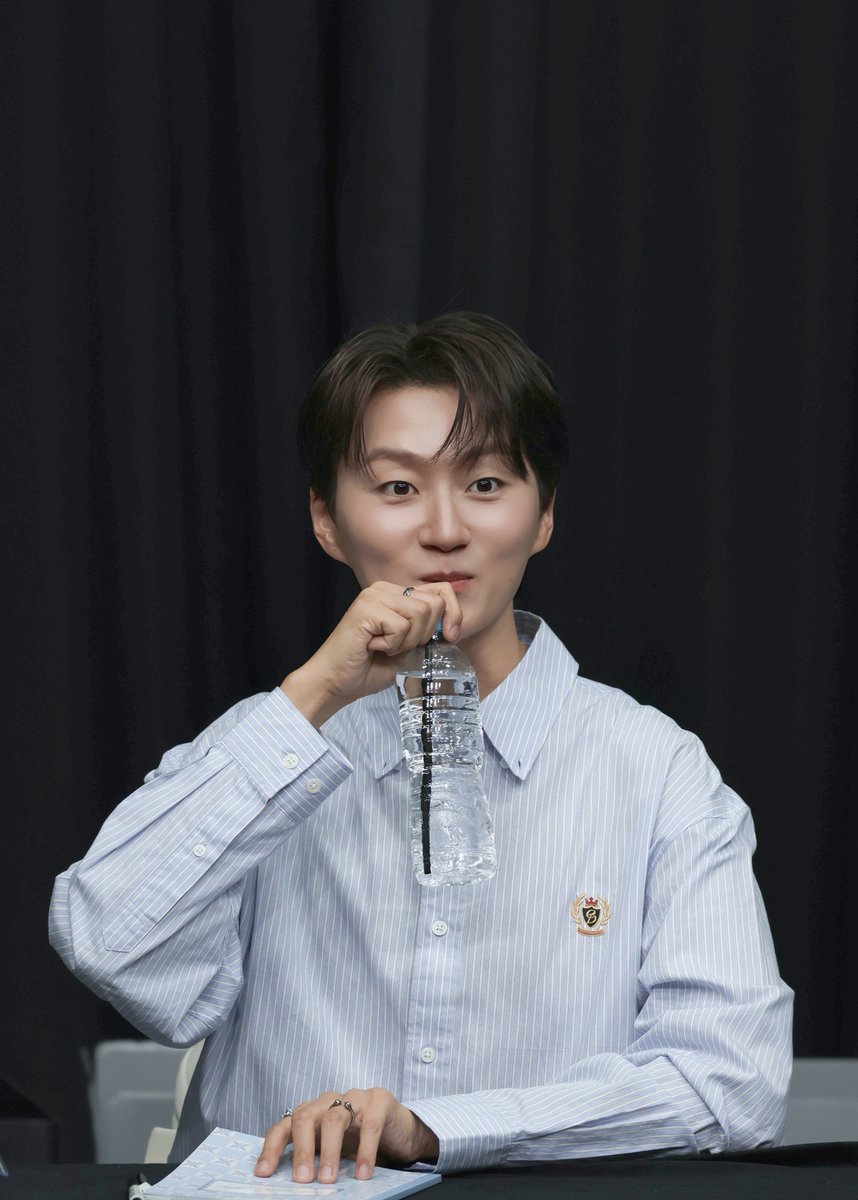 ho_ddukkk's tweet photo. 물만 마셔도 쏟아지는 박수에 고양이 띠용띠용함 https://t.co/TYQu7W5N5P