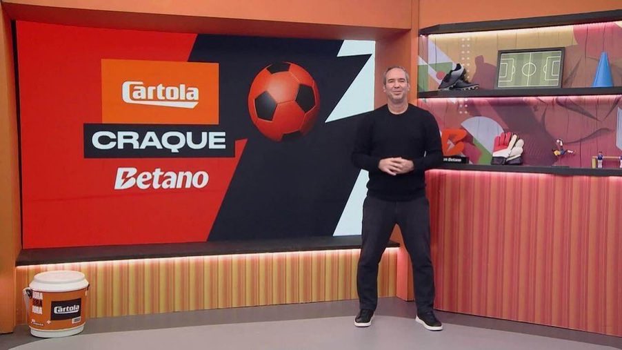 maurocezar's tweet photo. A Globo tinha patrocínio de casas de apostas em toda parte: nos programas, nas transmissões dos jogos e até no fantasy da firma, o “Cartola”.
Obviamente, esse dinheiro entrava no faturamento da empresa e ajudava a financiar toda a sua estrutura, inclusive a folha de pagamento dos jornalistas.
Nada demais.
Mas é muita desfaçatez alguém que trabalha há anos numa empresa abastecida também por receitas dessa origem se achar em condições de questionar a independência de quem igualmente tinha patrocínio de bets.
Então o patrão global pode exibir esses anúncios, faturar milhões com eles e usar essa receita para bancar sua operação, inclusive os salários de seus impávidos jornalistas?
Mas quem trabalha de forma independente não pode ter o mesmo tipo de anunciante?
E ainda se acha em condições de questionar a independência dos outros?
Teria coragem de fazer críticas duras às mazelas do futebol brasileiro, inclusive quando elas atingem parceiros comerciais de seus patrões? 
Não, pois nunca teve. Sempre foi político, tanto que se equilibra no mesmo lugar há décadas.
Por que presumir que um jornalista independente perde sua autonomia simplesmente porque seu anunciante é uma casa de apostas, enquanto o profissional de uma grande emissora permaneceria imune ao mesmo conflito?
Quanta hipocrisia.
Obs: foto meramente ilustrativa, o texto obviamente não se refere ao Caio Ribeiro.