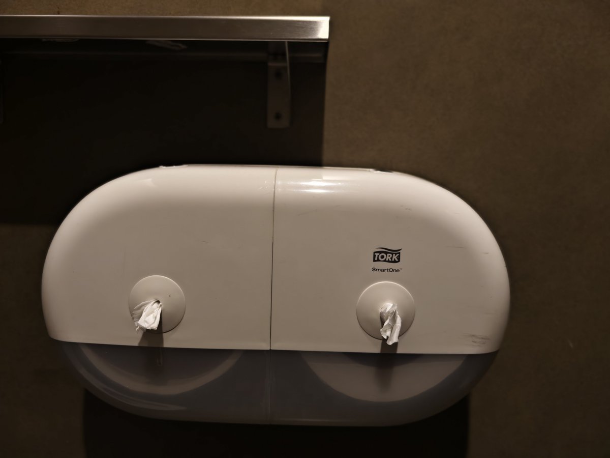 bubiba_bubiba's tweet photo. WC Changi :
- Auto flush tiap 2 menit diluar flush manual
- Parfum tiap bbrp menit
- Bidet dri bawah, tpi mesti ditahan buat nyalain
- Handle buat metabolisme brutal
- Sabun buat bersihin dudukan, ad instructionnya
- Tisu easy access
- Yet masi ad bekas kencing di dudukannya 🥀 https://t.co/6yhg2Brr59