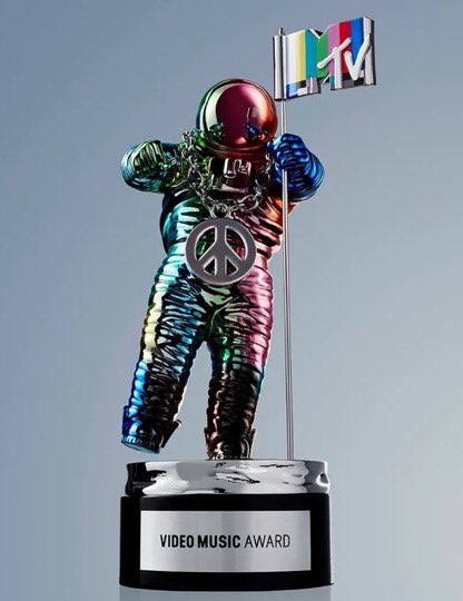 BwayBeatNews's tweet photo. Jennifer Simard wins Artist of the Year at the #VMAs https://t.co/OkFaSOTetR