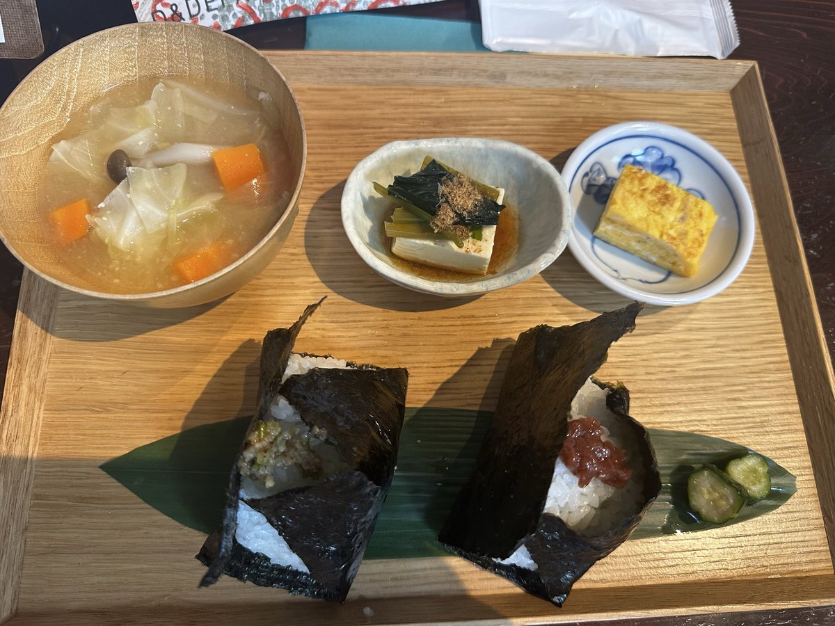 IshidaHirof5tp's tweet photo. 朝ごはんの店で
トモヤファミリーに遭遇
握手してもらった
#ワンオク
#TOMOYA https://t.co/wIJhbrKai8