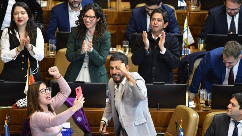 Charles_scl's tweet photo. @PresidenteKast El congreso, impulsado por el PC y FA, rechazó este martes el proyecto de reforma constitucional que buscaba ampliar de cinco a 60 días prorrogables la retención de extranjeros irregulares para concretar su expulsión.

Gracias Sres Winter, Hassler, Brito, Yeomans, Veloso,… https://t.co/pwU5lpYGkT