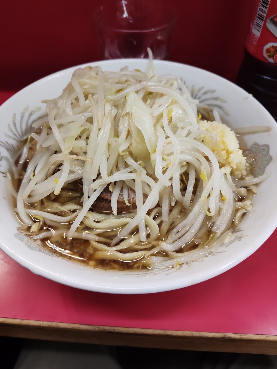 zweimiso's tweet photo. ラーメン二郎三田本店
小ラーメン、コールニンニク

コの字型のカウンターの角、麺上げの時にお湯飛んできてビックリした
それくらい近い
ごちそう様でした https://t.co/0A2uXwJkTk