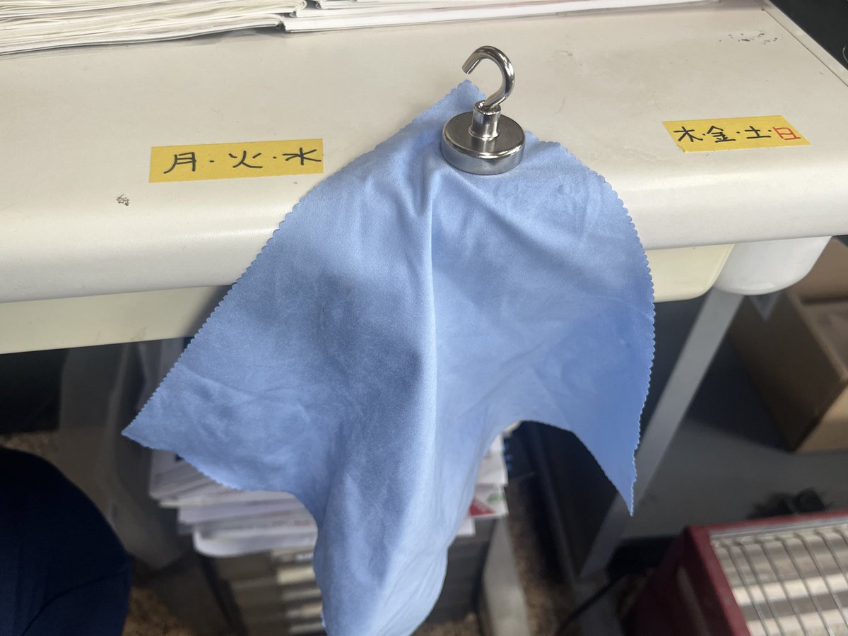 yazapla's tweet photo. とりあえず、メガネ拭きのポジションはデスクの端っこなんだけども、引き出すとき上にたすきあげなきゃなんないのね https://t.co/QUqLVkhYhE