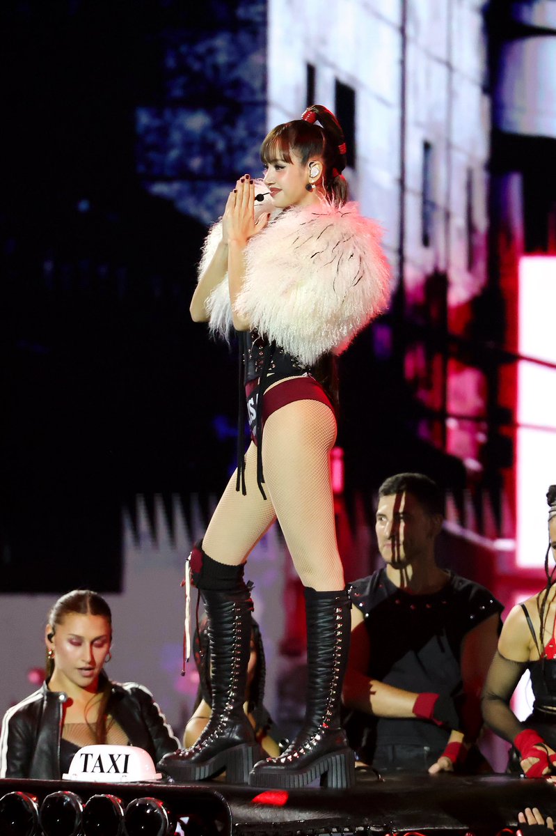 VogueThailand's tweet photo. #VogueReports ที่สุดของโมเมนต์ ‘LISA’ แสดงโชว์ ‘SaWaDiKa‘ บนเวที MTV VMAs 2026 พร้อมคว้ารางวัล Best Pop
.
‘Lisa’ หรือ ‘ลิซ่า-ลลิษา มโนบาล’ สร้างเซอไพรส์ให้กับคนดูทั่วโลกบนเวที 2026 MTV Video Music Awards ด้วยการแสดงสดซิงเกิ้ลใหม่ ‘SaWaDiKa’ ออกอากาศทางโทรทัศน์เป็นครั้งแรก โดยลิซ่าได้ขนทัพเหล่าแดนเซอร์ มาร่วมโชว์ท่าเต้นสุดแข็งแกร่ง และควบคู่ไปกับสกิลการแร็ปแบบฉบับสาวร็อกสตาร์ พร้อมเรียกรถตุ๊กตุ๊ก ตกแต่งป้ายที่เขียนคำว่า ‘ลิซ่า’ ยิ่งไปกว่านั้นลิซ่ายังคว้ารางวัลใหญ่อย่าง Best Pop จากเพลง ‘DREAM feat. Kentaro Sakaguchi’ ที่เป็นการอุ่นเครื่องก่อนปล่อยอีพีอัลบั้ม Press Play ในเดือนตุลาคมนี้ #LISA #VMAs

Photo: Getty Images