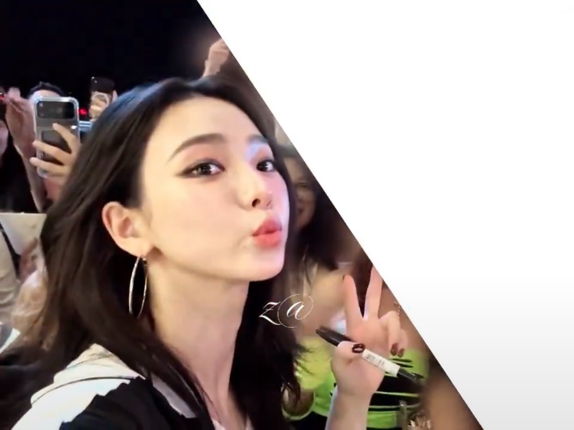 kirinyangz's tweet photo. only karina can look this gorgeous from such a low and blurry angle 😭😭 and she’s really gotten good at winking now 😆 https://t.co/mETlJItXTM