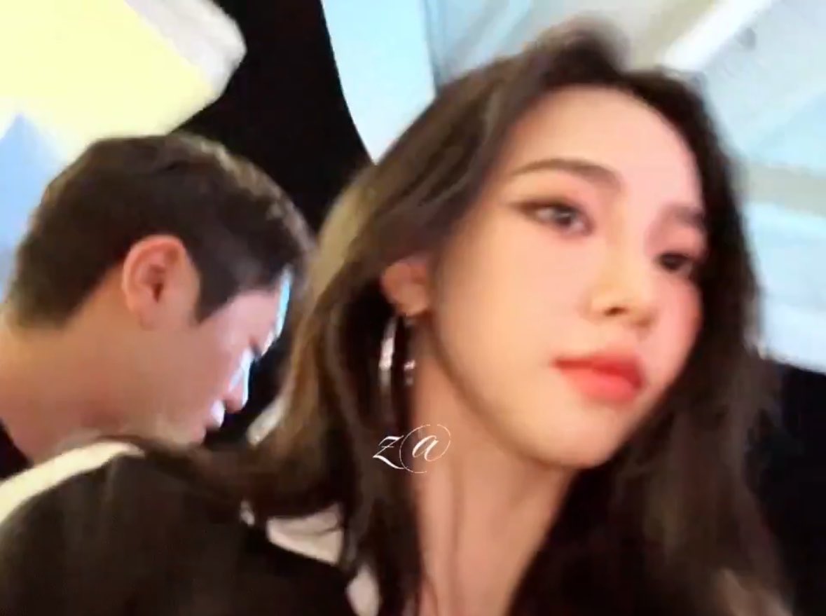 kirinyangz's tweet photo. only karina can look this gorgeous from such a low and blurry angle 😭😭 and she’s really gotten good at winking now 😆 https://t.co/mETlJItXTM