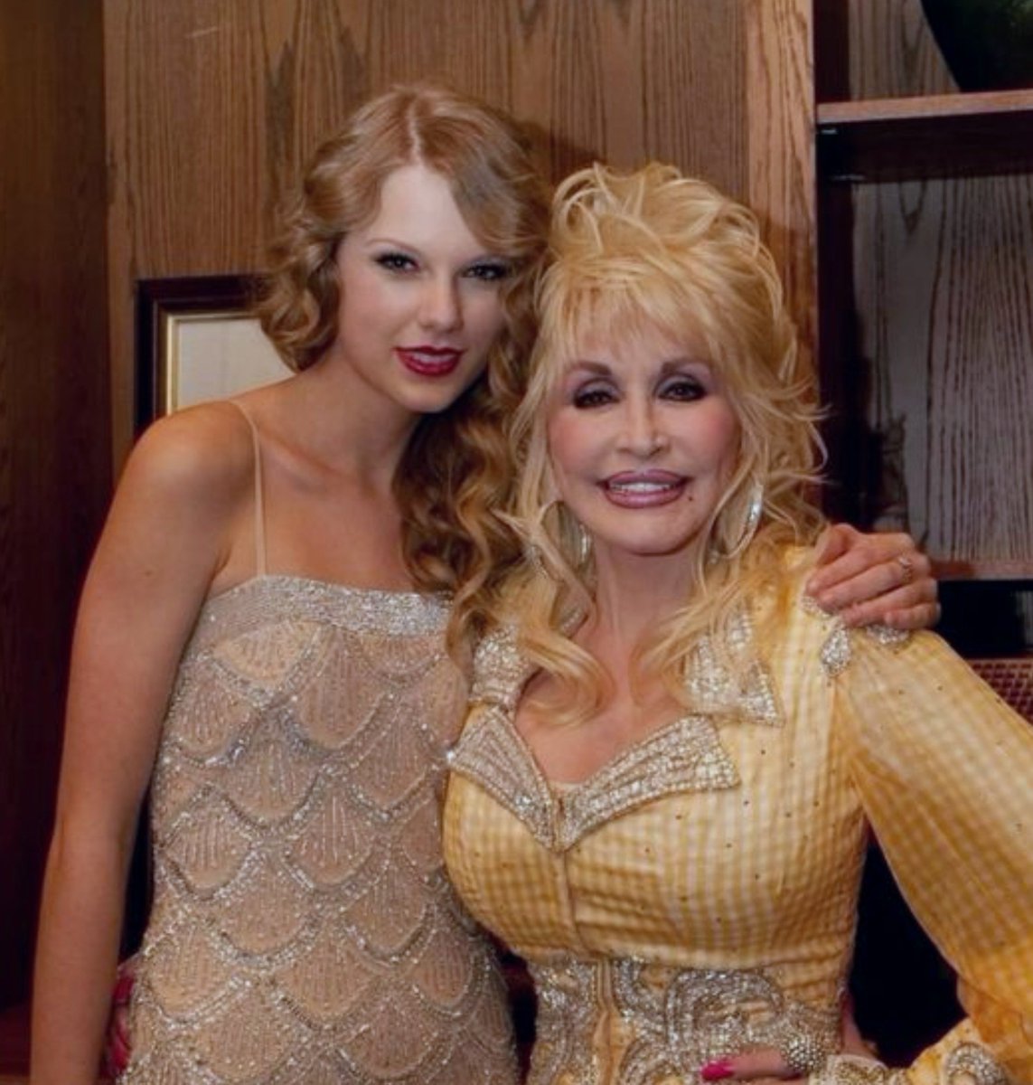 TheSwiftSociety's tweet photo. ‼️ Taylor Swift dedicated her "Video of the Year" to Dolly Parton

"One person without whom this wouldn’t be happening and that person is the ultimate showgirl" https://t.co/aARvA4XFTb