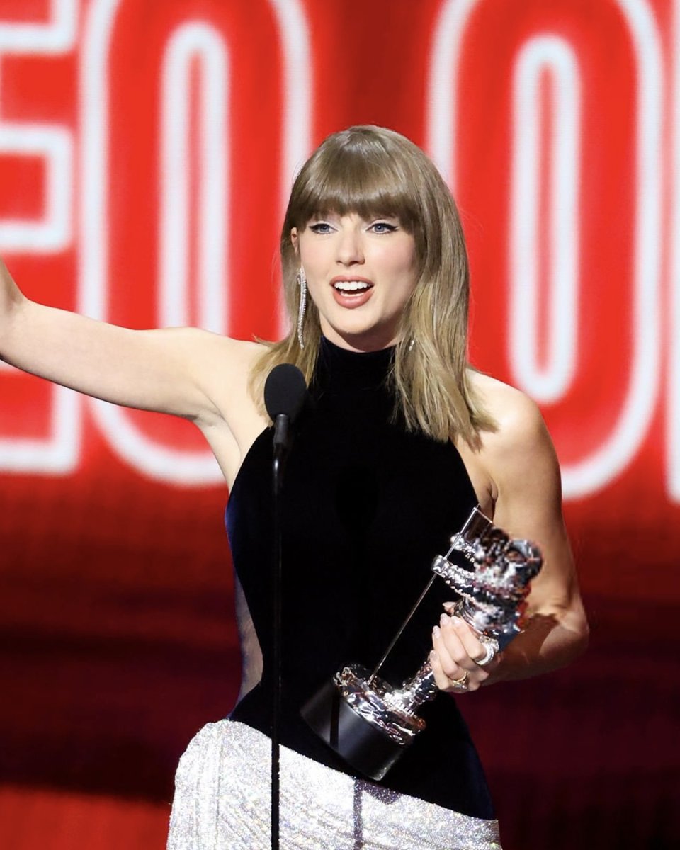 updateswiftbr's tweet photo. Taylor Swift no palco do #VMAs ao receber o prêmio de Video of the Year. https://t.co/qhkKBzj2Hc