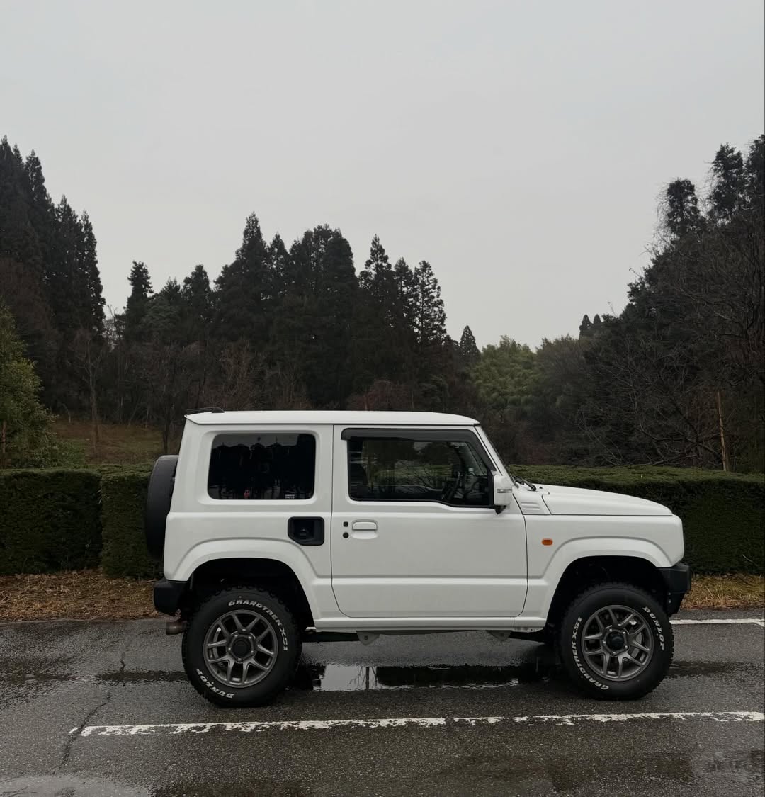 TheParanomasia's tweet photo. 雨が窓に落ちてワイパーがゆっくりと横切る。
道を急ぐこともなく、時間に追われることもなく、Jimnyの雨の日を楽しむ。🌧️☕️
#じむにーのある暮らし
#japan https://t.co/YSFlJ8xeFJ