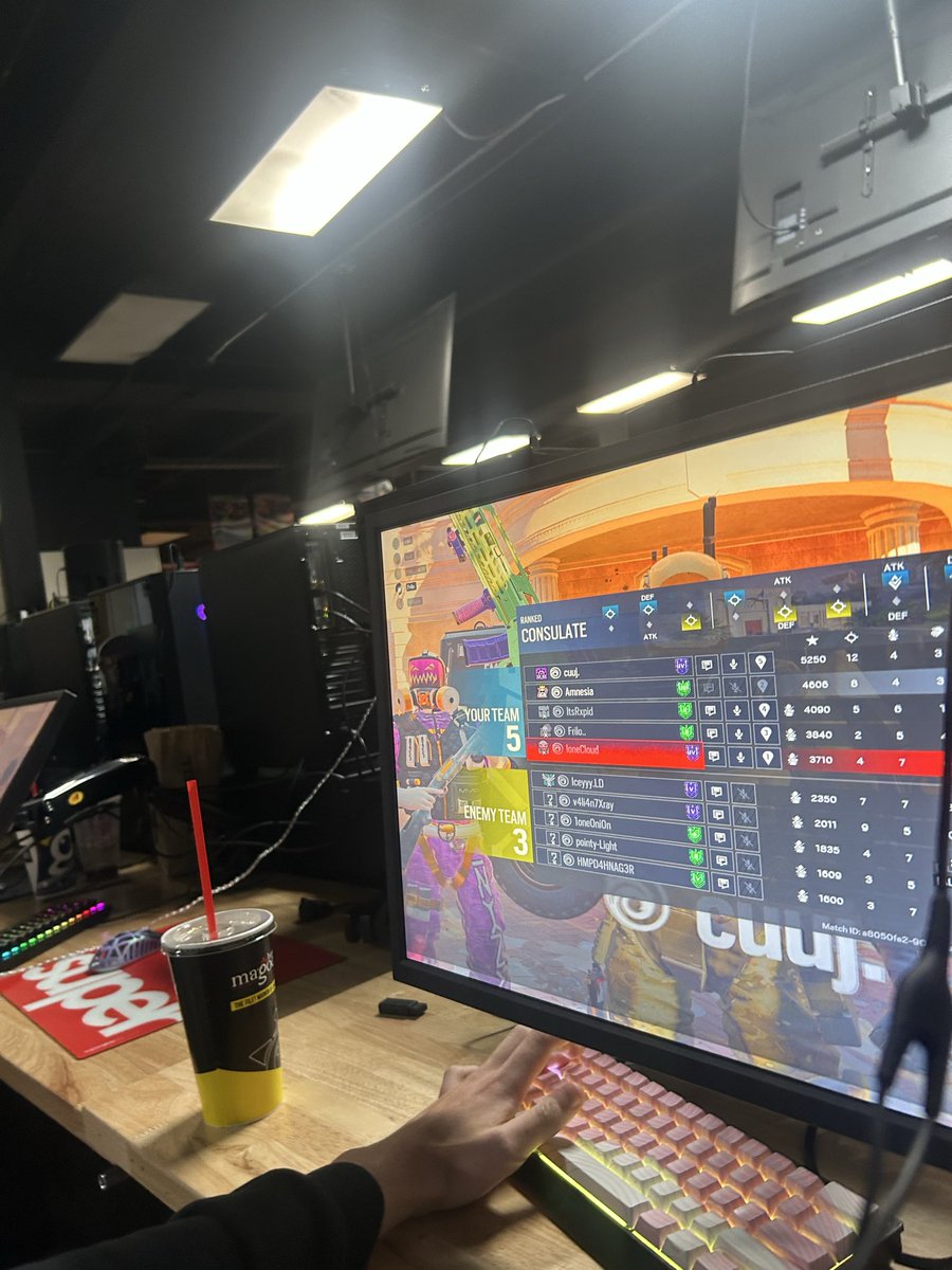 camr6ss's tweet photo. whoever this is crying in game chat, you can’t cheat at lan btw https://t.co/hCgs7nkBqP