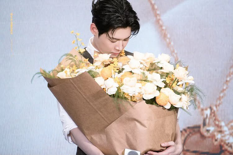 Indsiksyu's tweet photo. Chúc bố iu thật thành công và toả sáng hơn nữa trong tương lai nhé, mãi iuu bố KimYoonSik 김윤식

#KimYoonSik #김윤식 https://t.co/KG7w11ReR0