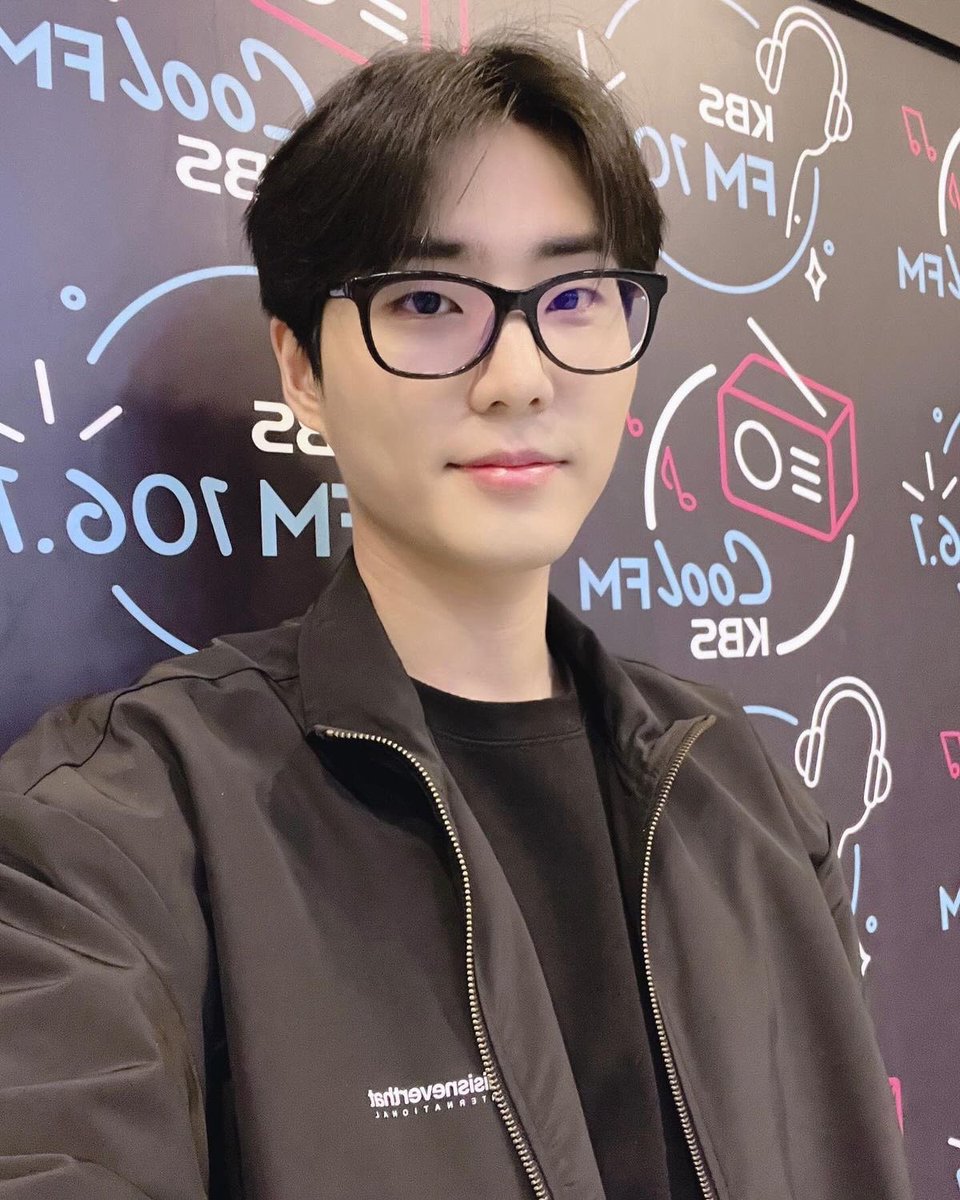 fullsunienana's tweet photo. ini gunil kok mirip youngk banget sih😭 https://t.co/GPzTtasu5b