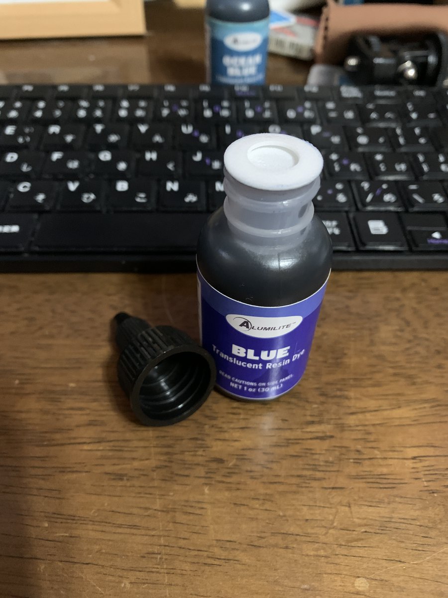 R1080GT's tweet photo. 先日カクタスジュース用にAlumilite dyeを買って届いたのですが、蓋の開け方が調べてもAIに聞いても分からず（おそらく旧パッケージの話されてる）、勇気を出して蓋の元の所を回したら判明したので貼っておきますね。 #Alumilite #Dye #カクタスジュース https://t.co/eJEsYLwsB3