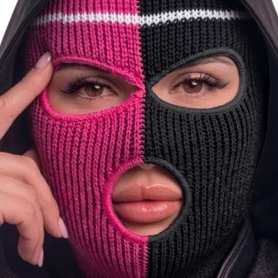kh22i_'s tweet photo. هذا امس كان يناقش بكل هدوء وروقان وكأنه يحاول يستقطب أكبر عدد من المراهقات ناقصات الوعي ويكسب تأييدهم حتى لما طلعوا عيال وقذفوه كان بارد مره وكأنه ما يهمه وأي شخص يطلع يدعىىىه ويعطيه دليل يطرده تحس همه يوصّل أفكاره بهدوء وخباثه لدرجة إن كثير من البنات صاروا مؤيدين له ، وضعه غريب https://t.co/fGWNF59O6G