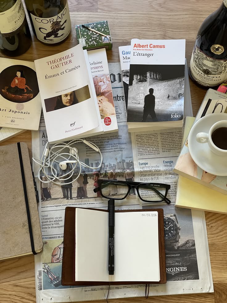 Aurielle007s's tweet photo. Wired headphones and books 📚 https://t.co/I6odvnqKKS