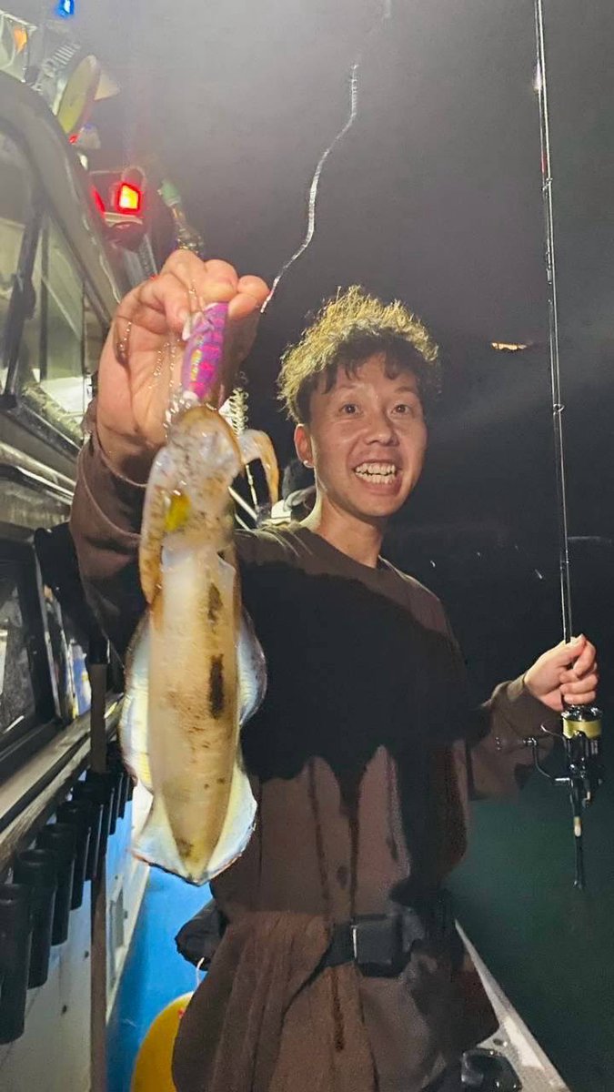 point_yugawa's tweet photo. ポイント小倉湯川店です♪
先日スタッフが『関門ナイトティップラン』へ
行って来ました~！🦑お世話になった遊漁船は
ニューイエローさんです🛥️✨
秋イカ好調でした~！⭕️
#釣り #ナイトティップラン #アオリイカ #関門 https://t.co/Ma91mYm5UV