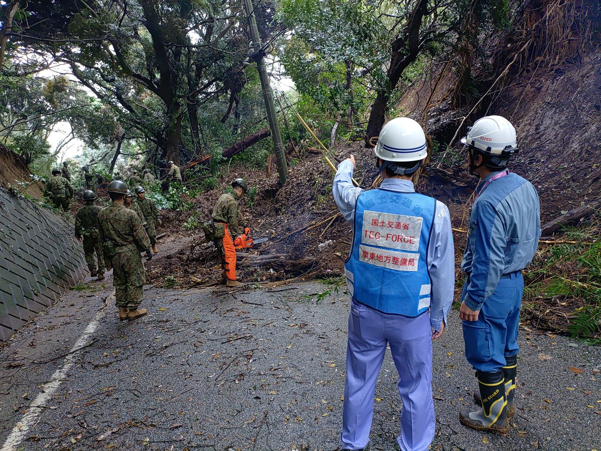 mlit_kanto_road's tweet photo. 【#台風25号　被害に伴う対応】 千葉県内で停電や断水が長期化しています。
TEC-FORCEは日本建設業連合会・自衛隊・東京電力と共に、東金市で停電の原因となっている道路被災箇所の道路啓開（倒木撤去）を進めています。早期の停電・断水の解消に向け取り組んでいきます。#国土交通省 #関東地方整備局 https://t.co/7Doi4TaQff