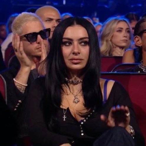 igurodriguez's tweet photo. a cara da Charli quando a Taylor subiu no palco #VMAs https://t.co/CvtpXZGhZW