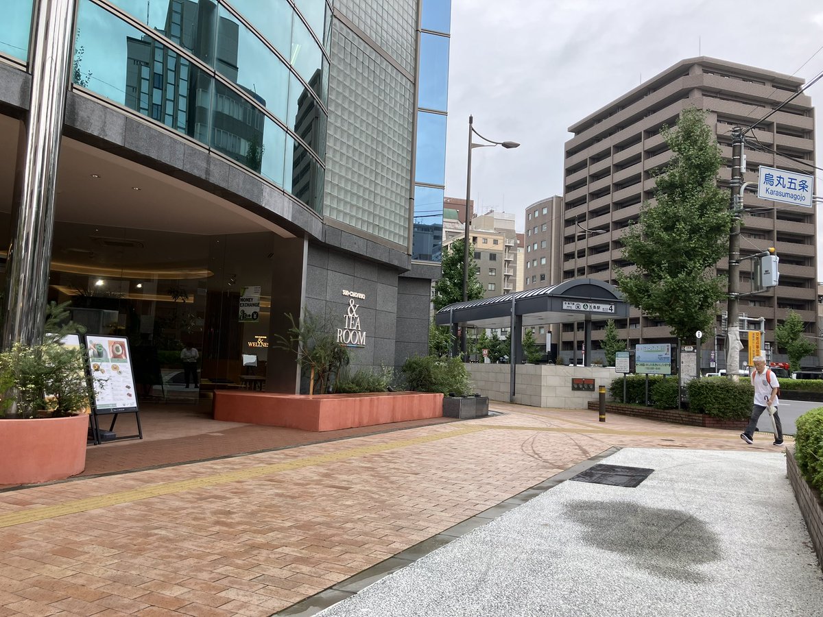 andtearoom_jp's tweet photo. 今日の京都は曇り空。
足下には水たまりが残る
お天気です。

店内では
曇り空の月曜日を心地よく過ごせる
少し軽快なジャズをBGMにセレクトして
皆さまをお待ちしています。

今週も身体想いの日々を。

#京都いま  #ジャズ　#京都カフェ
#京都五条 #TEAROOM https://t.co/fgongZSKyP