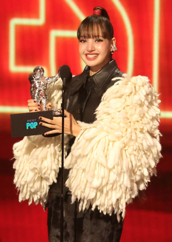 AboutMusicYT's tweet photo. Lisa was the most mentioned celebrity on Twitter following the #VMAs. She has generated over 657,000 posts today. https://t.co/iEflKPNpWm