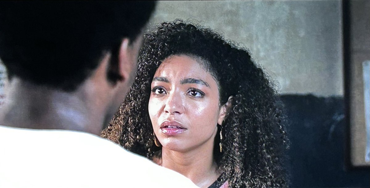 marcospitta's tweet photo. Any Gabrielly é uma atriz extraordinária. Em #HabeasCorpus, consegue algo muito difícil: deixar o público em dúvida sobre Marina o tempo inteiro. Afinal, qual é a verdadeira motivação dela? Está fazendo o que considera certo ou agindo pelos próprios interesses? O que ela realmente quer?

Marina é uma personagem cheia de camadas e Any abraça toda essa complexidade muito bem. É uma atriz que merece muito mais destaque.

E a Netflix tem no catálogo uma das melhores séries brasileiras deste ano.