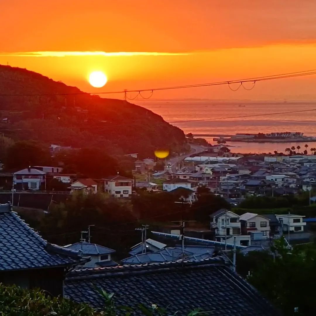 TourTokyo1's tweet photo. 〈Go to Awaji Island〉
The sunrise seen from a hotel on Awaji Island.

【Come to our site and check it out!】
https://t.co/7YHgEa1RDc

【Check out our guided tours here!】
https://t.co/rBEAY4Jown

#JapanTravelTips 
#JapanTravel 
#VisitJapan 
#JapanWithKids 
#JapanItinerary https://t.co/72TSGVdO5a