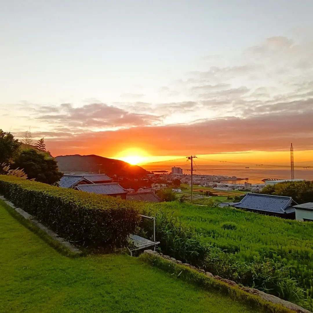 TourTokyo1's tweet photo. 〈Go to Awaji Island〉
The sunrise seen from a hotel on Awaji Island.

【Come to our site and check it out!】
https://t.co/7YHgEa1RDc

【Check out our guided tours here!】
https://t.co/rBEAY4Jown

#JapanTravelTips 
#JapanTravel 
#VisitJapan 
#JapanWithKids 
#JapanItinerary https://t.co/72TSGVdO5a