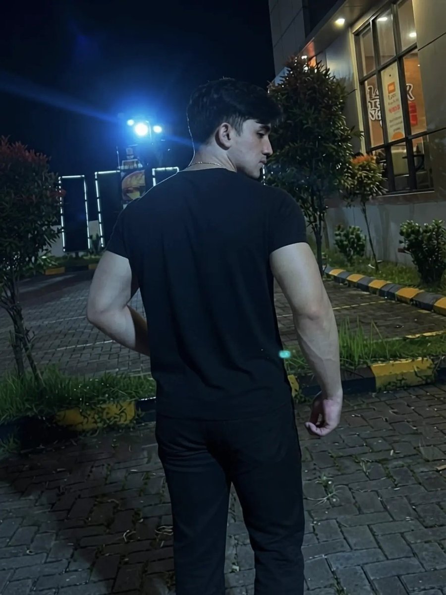 LokiaeroB's tweet photo. Nitip sebentar mau ke IG dulu buat manas²in beliau 🤣🤣 https://t.co/BqEMKEOKOh