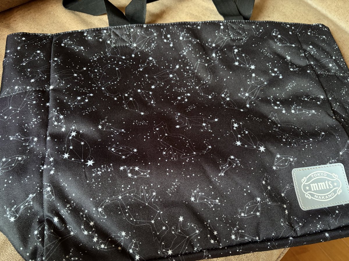 lG38yOKDxM5nrkB's tweet photo. 通勤バッグを新調😼👜
mmtsおなじみの猫星座柄がかわいい🐈‍⬛🌟ポケットたくさん付いてて使いやすそう~！ノベルティのステッカーもげっと！！
#mmts https://t.co/7XV4GYoGc7