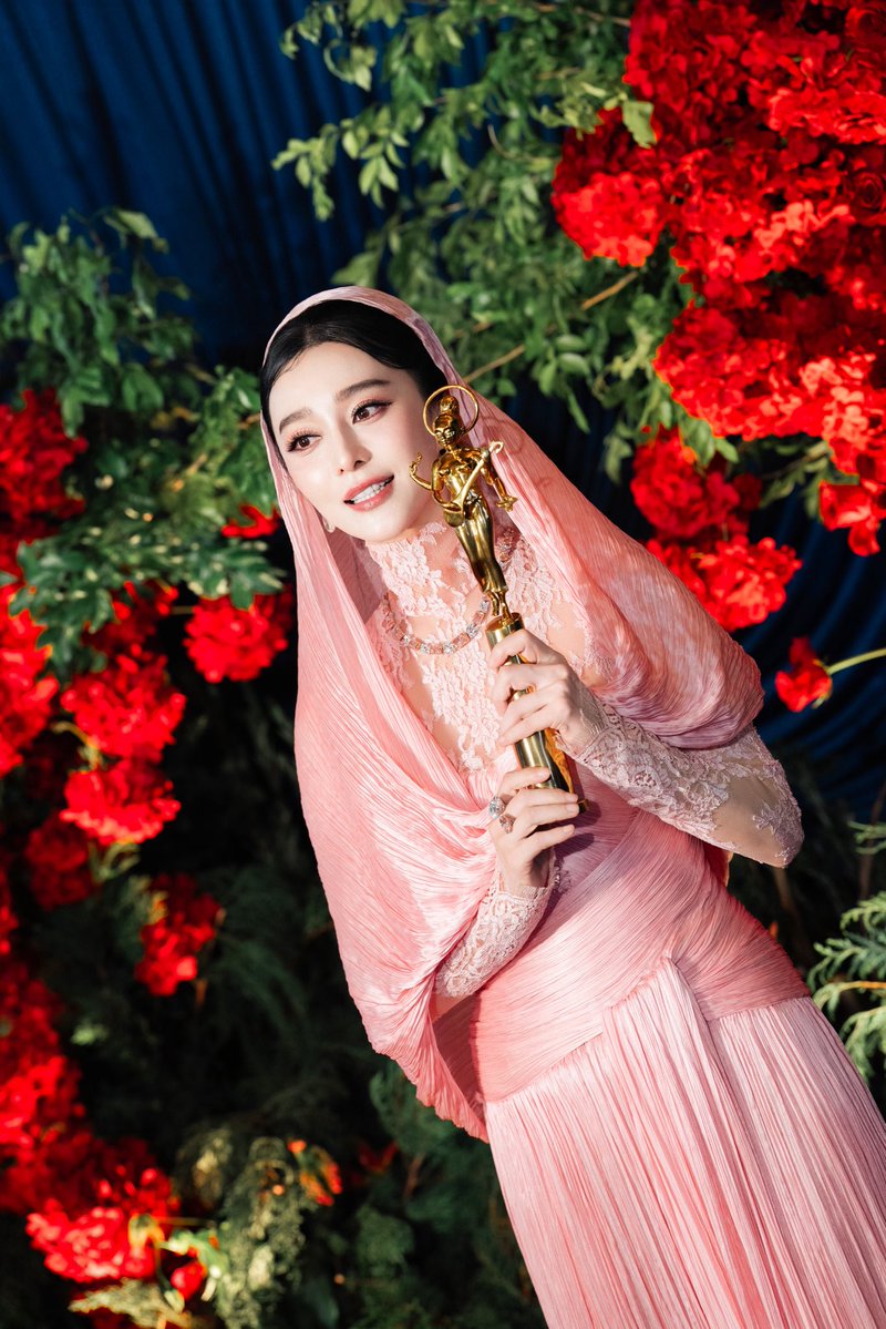 realBingbingFan's tweet photo. Bangkok, what a beautiful night. ✨
Honored to receive the Best Performance in Leading Role Award at @BKKIFFofficial for #MotherBhumi. 🤍🏆 https://t.co/w3SpccfQdl