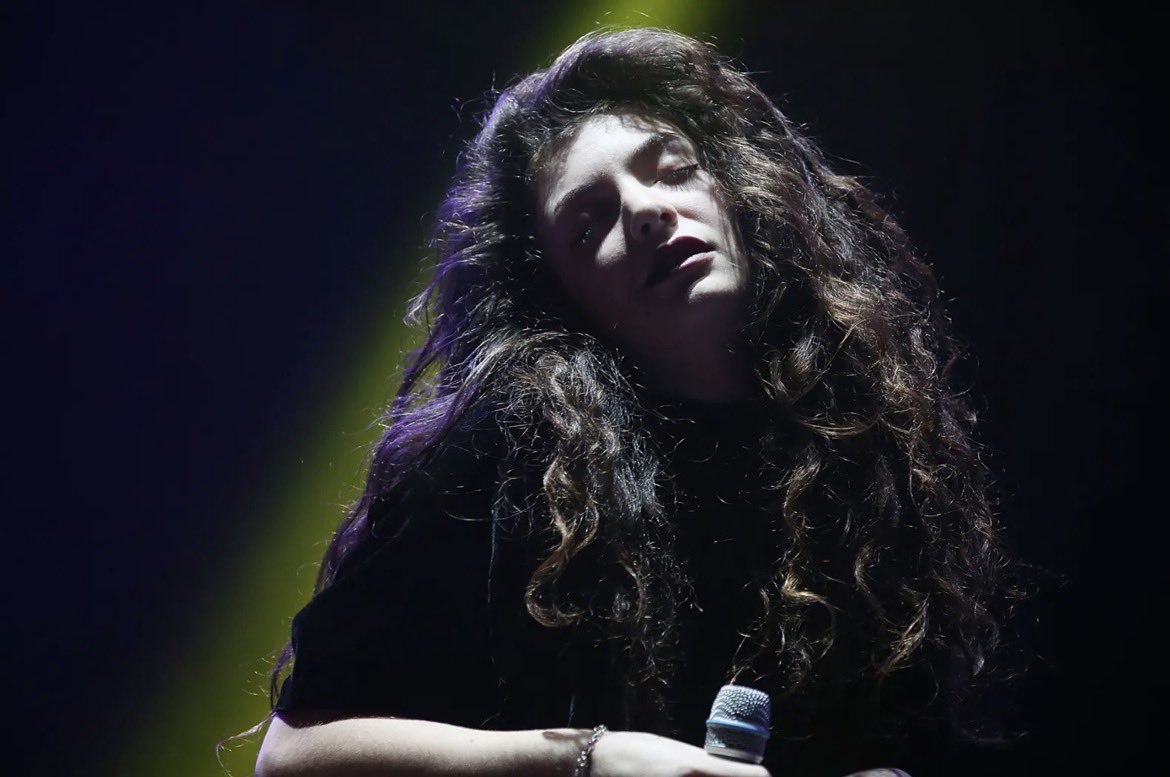 Floridabab95's tweet photo. 13 Years ago today Lorde released her album Pure Heroine the album spawned four singles Royals, Tennis Court, Team, and Glory And Gore. Pure Heroine debuted at number 3 on the Billboard 200. I love this album it’s amazing and one of my favorites. 😍🖤🤍 #pureheroine #lorde https://t.co/OdbVItTxFW