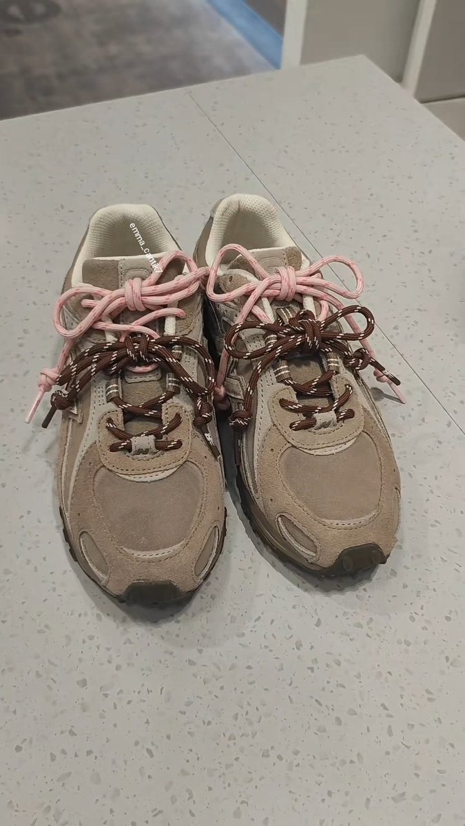 Emma_cantik7's tweet photo. Yang mau beli New Balance 204L Mushroom Arid Stone mending liat tutorial ini deh 👀

Setelah liat video ini ternyata bikin tali model pita nggak sesulit yang dibayangkan ya, tinggal ikutin aja step di video ini sekali coba juga bisa 😭✌🏻 https://t.co/6gqsl0eODy