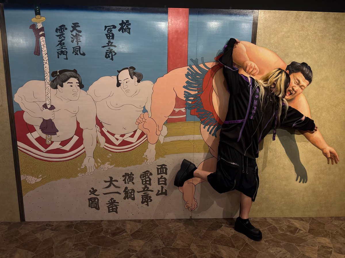 yumeyume1_1's tweet photo. 背負い投げw
#vkeitwt #visualkei #東京トリックアート迷宮館 https://t.co/6XCm08KHMs
