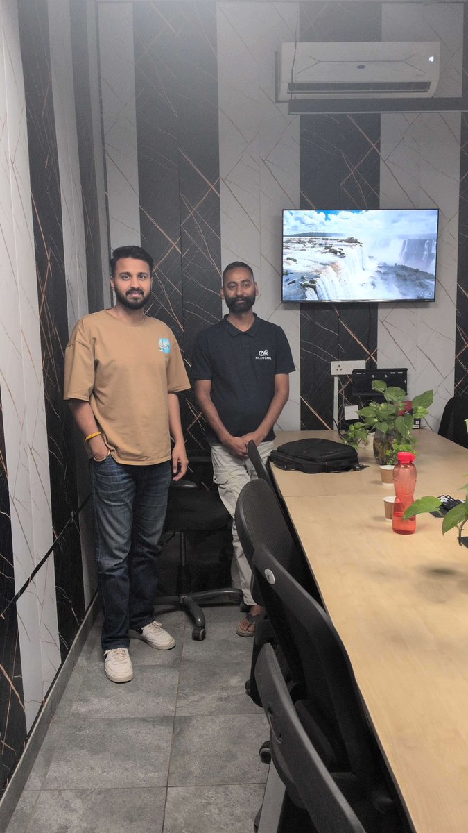 bitshala_org's tweet photo. Despite many registrations, today’s workshop in Chandigarh turned into an intimate 1-on-1 deep dive. 

We took full advantage of the situation to explore the first principles of money: from the properties of gold to the evolution of fiat and the emergence of Bitcoin.

Sometimes the best conversations happen when you throw the script away! ⚡️