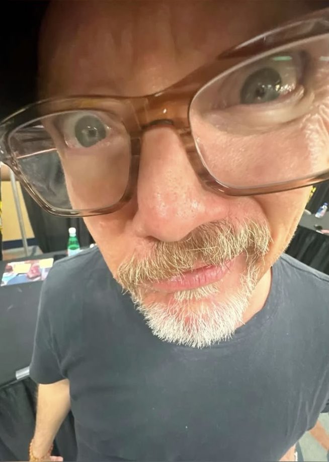 genomniverse's tweet photo. ive hired him to stare at you https://t.co/Vm4DRxZsve