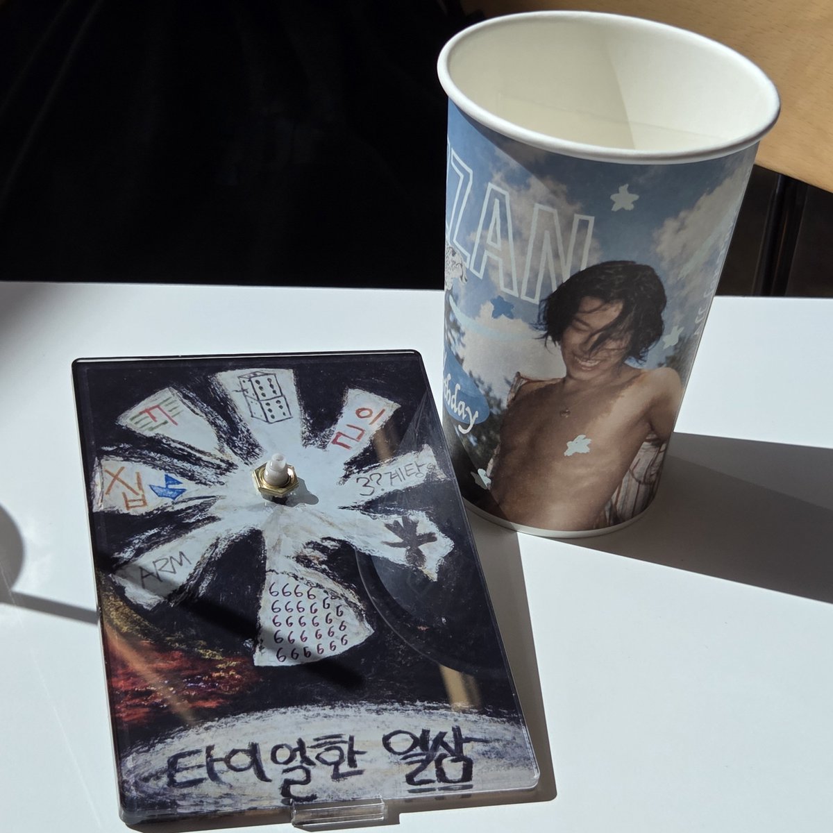 Dolharomas_adp's tweet photo. 어제 타잔 생일카페 다녀왔습니다 상상이상으로 정말 타잔으로 가득했고 너무 잘꾸며주셔서 볼거리가 엄청 많았어요!
투슬리스인형으로 가득 차있던 것도 그렇고 다 너무 귀여웠어요ㅠ
굿즈들도 진짜 하나같이 너무 잘만드시고 갯수도 엄청 다양하고 정말 재밌게 즐기다 갔습니다!
HBD타잔
@TaFanZZal https://t.co/a6lWxSr87a